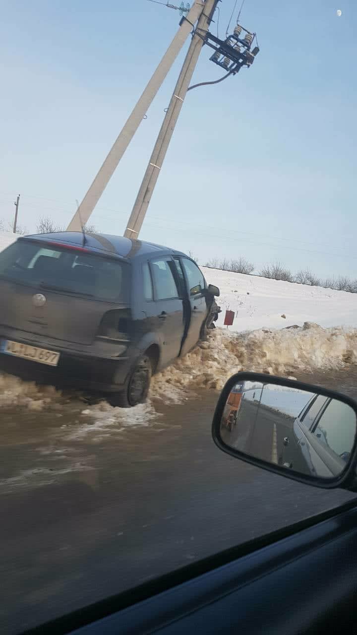 В Унгенском районе автомобиль врезался в электрический столб