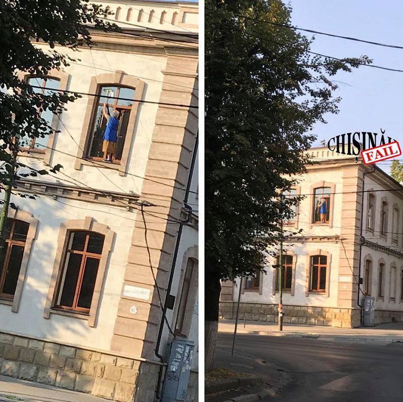 Бесстрашная уборщица ГУМ мыла окна шваброй, стоя на подоконнике