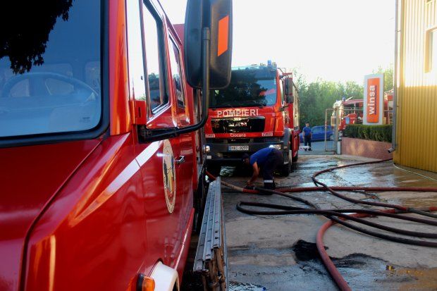 Пожар на улице Узинелор: спасатели эвакуировали рабочих