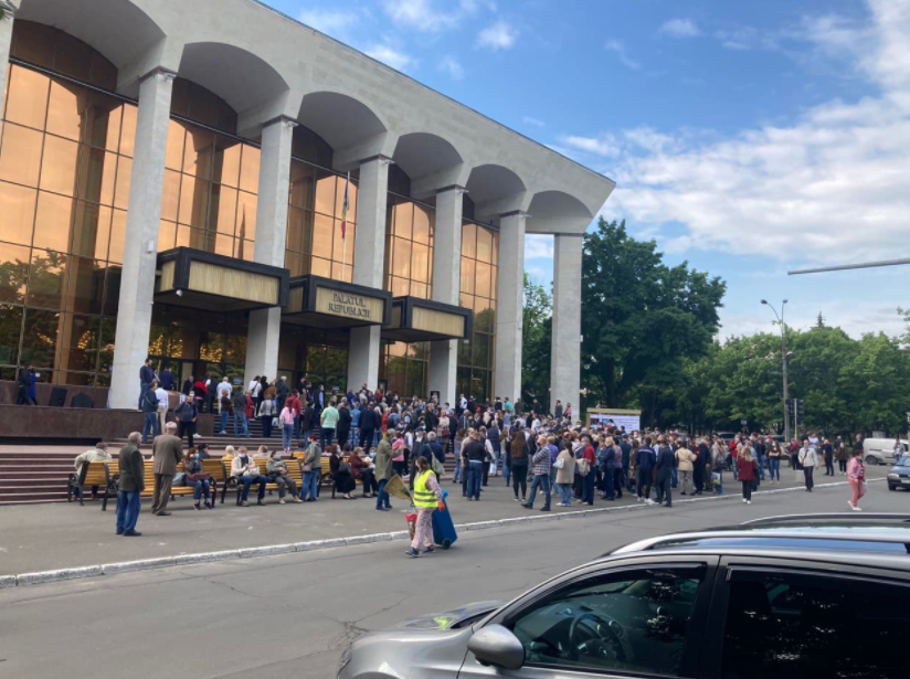 У Дворца Республики собралась очередь из желающих привиться
