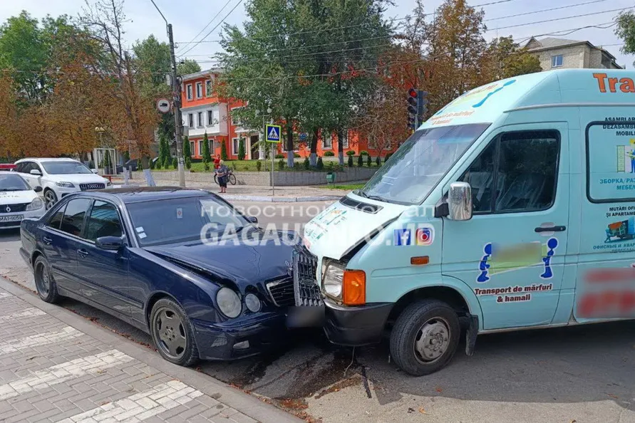 ДТП в Комрате: дорогу не поделили два автомобиля Mercedes