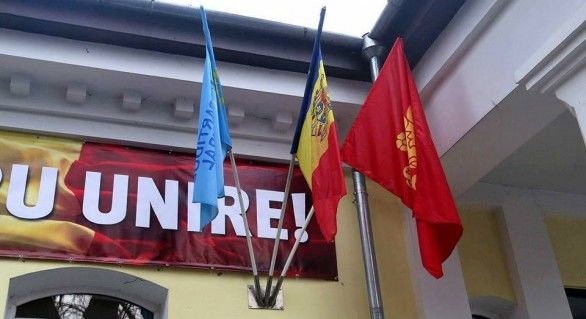 „Războiul drapelelor” continuă: Liberalii s-au trezit cu steagul „moldoveniștilor” arborat la sediul central