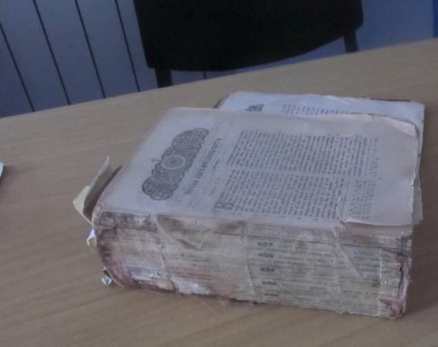 Молдаванин пытался вывезти из Украины старинную Библию