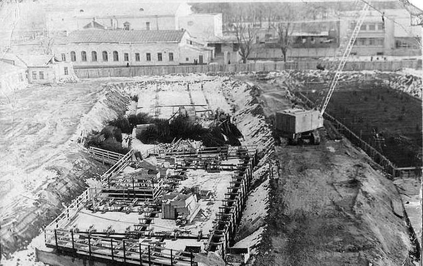 Исторические фото напоминают, как строилось здание Парламента Молдовы