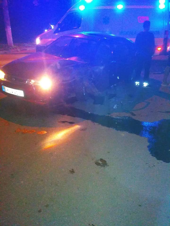 В столице 49-летний водитель врезался в дерево и попал в больницу