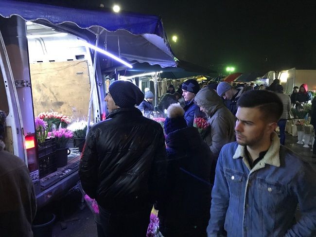 Мужчины “штурмуют” столичный цветочный рынок в преддверии 8 Марта