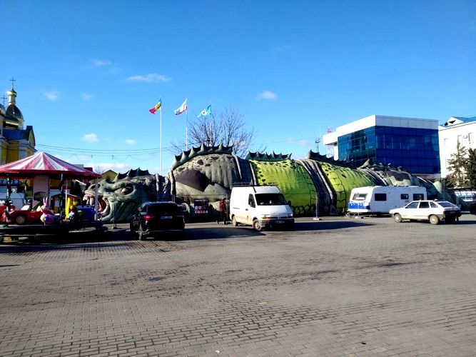 В Комрат в Рождество привезли огромного ящера: «На дьявола похож»