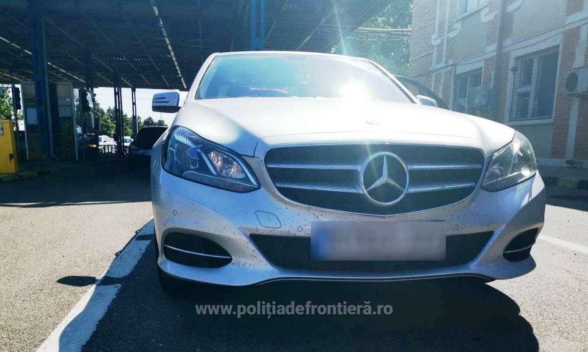 У двух граждан Молдовы на границе изъяли угнанные автомобили