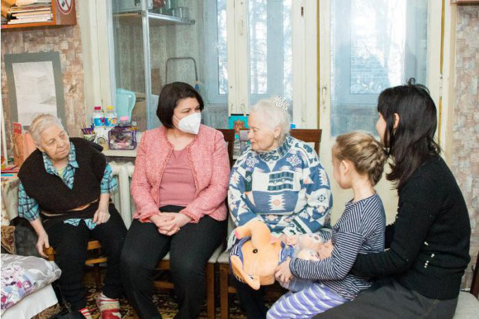 Премьер посетила 85-летнюю женщину-волонтера, приютившую семью беженцев из Украины