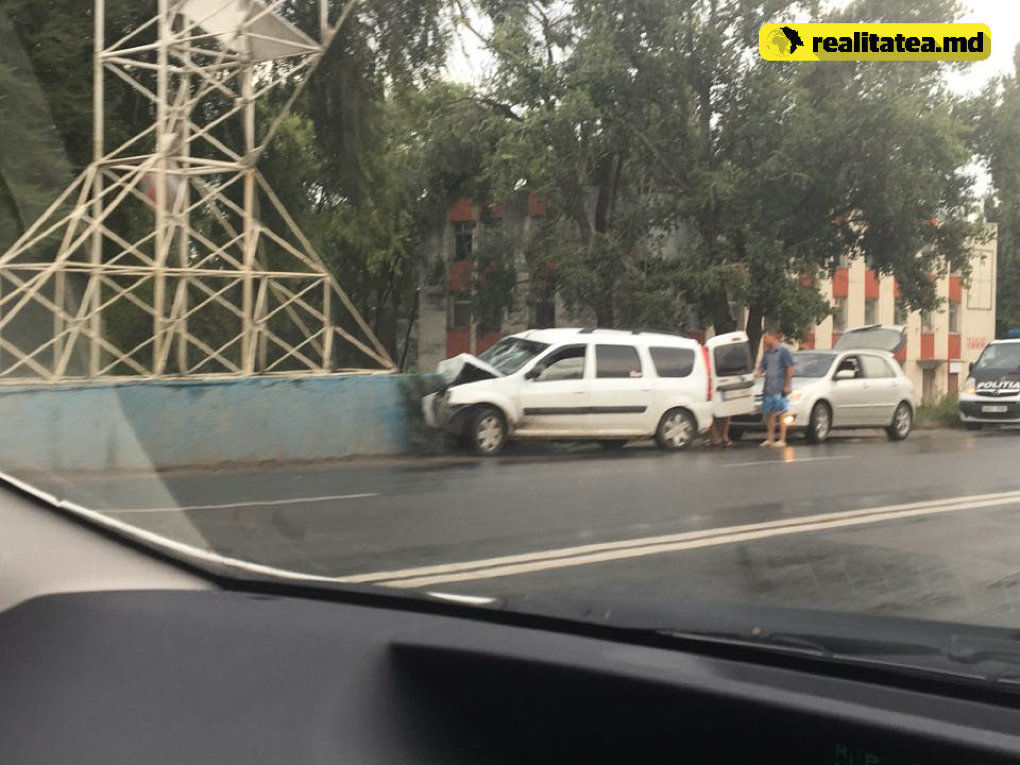 Автомобиль врезался в бетонную опору на въезде в Кишинев