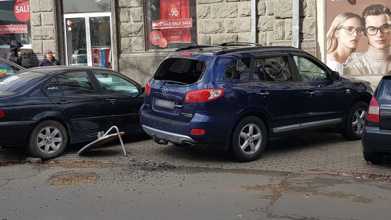 Разрушительный ветер в столице: спутниковая тарелка разбила стекло автомобиля