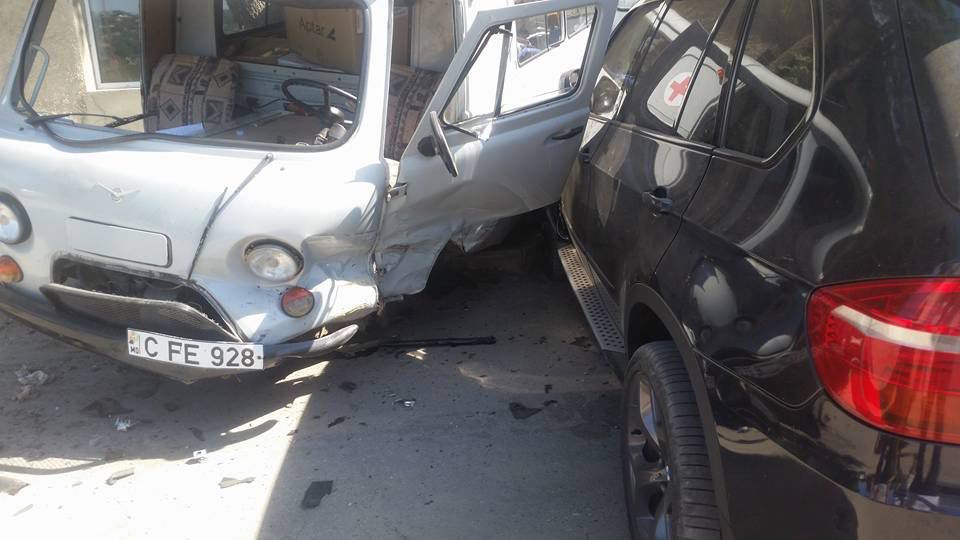 В Яловенах внедорожник BMW столкнулся со скорой, есть пострадавший