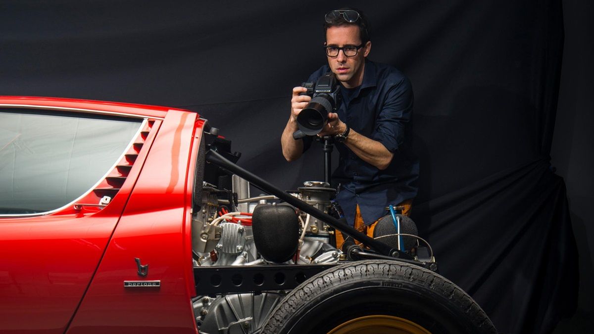 Фотограф сделал из 1500 деталей Lamborghini шедевр