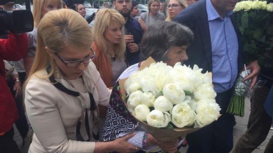Савченко объяснила свой отказ от цветов Тимошенко обысками