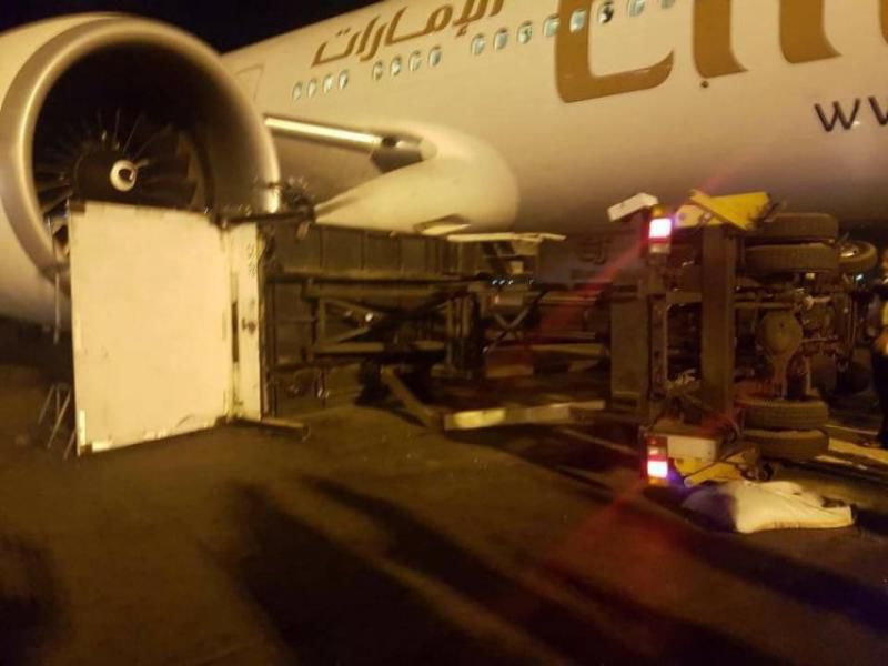 Pasageri răniți, după ce scara de urcare în avion s-a prăbușit