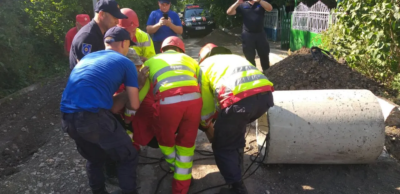 В Фалештах спасли мастера, застрявшего в смотровом колодце