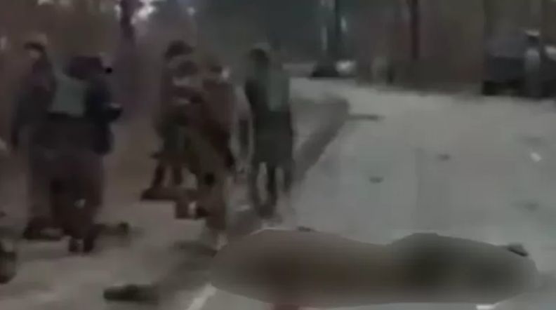 В сети появилось видео убийства российского военнопленного под Киевом