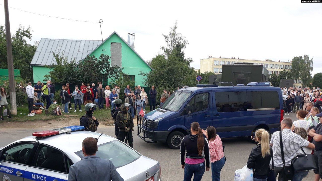Сотни родственников задержанных в Минске собрались у изоляторов