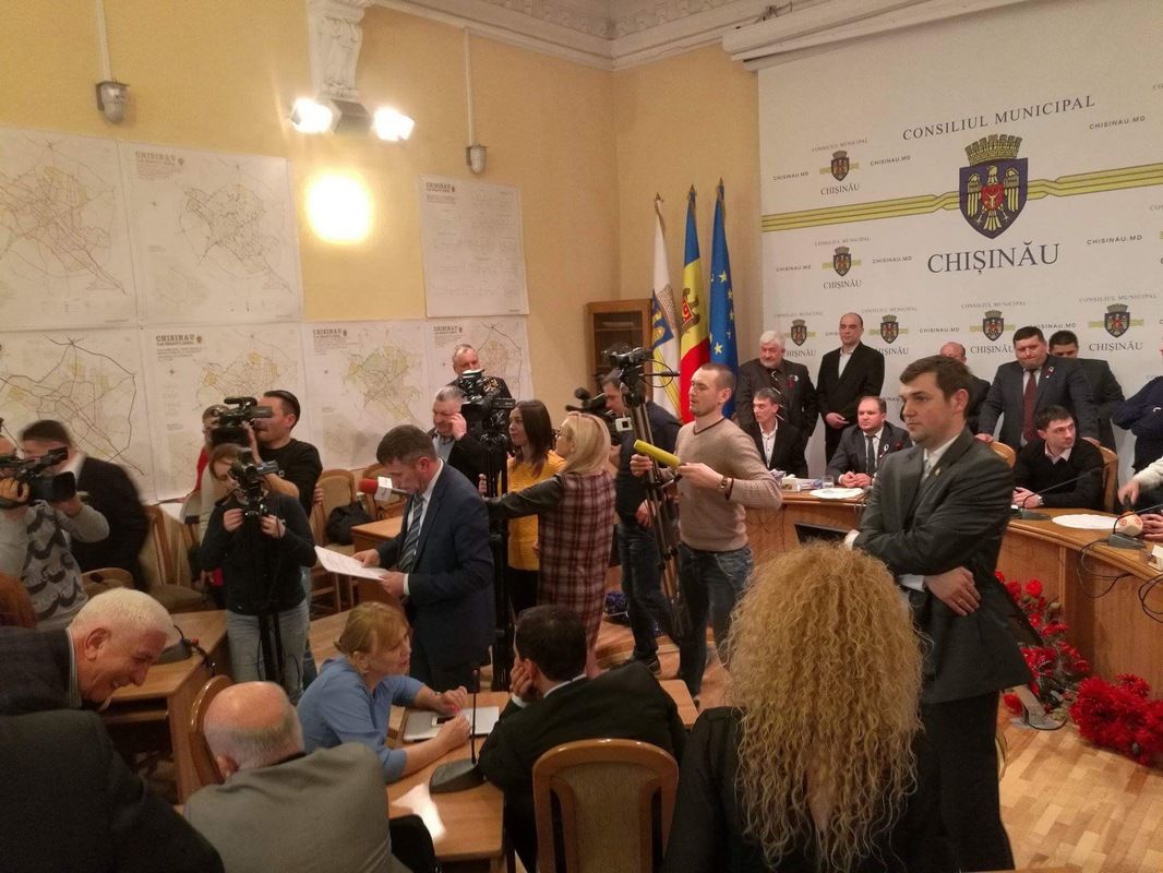 Скандал в мунсовете: жители с проблемных строек заблокировали заседание