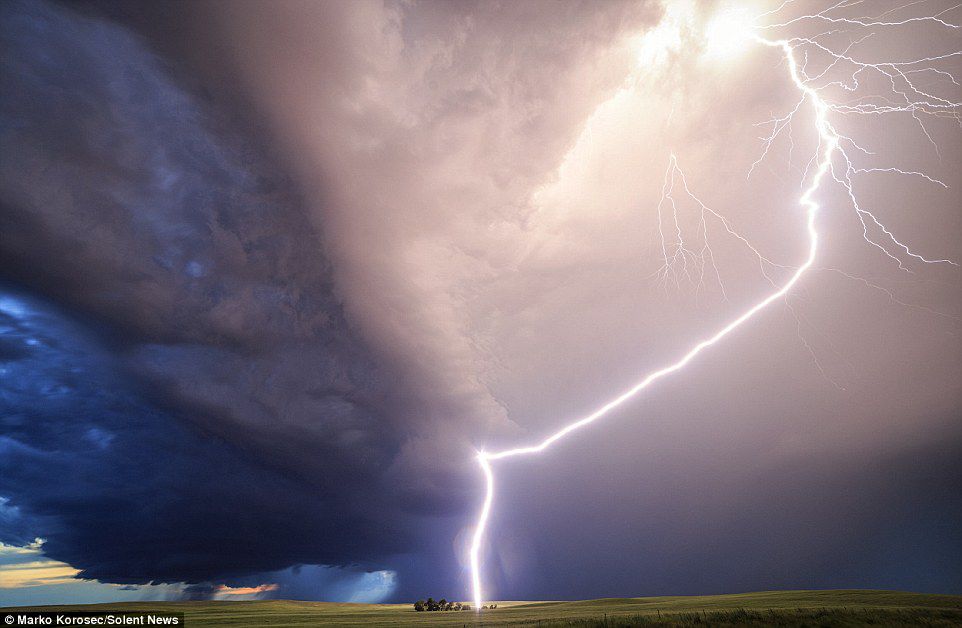 Метеоролог сфотографировал штормы на Аллее торнадо