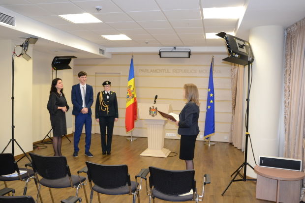Стажеры парламента получили сертификаты о профессиональных навыках