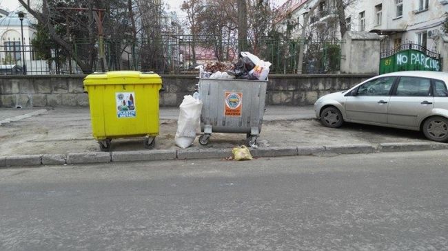 На некоторых улицах столицы уже два дня не вывозят мусор