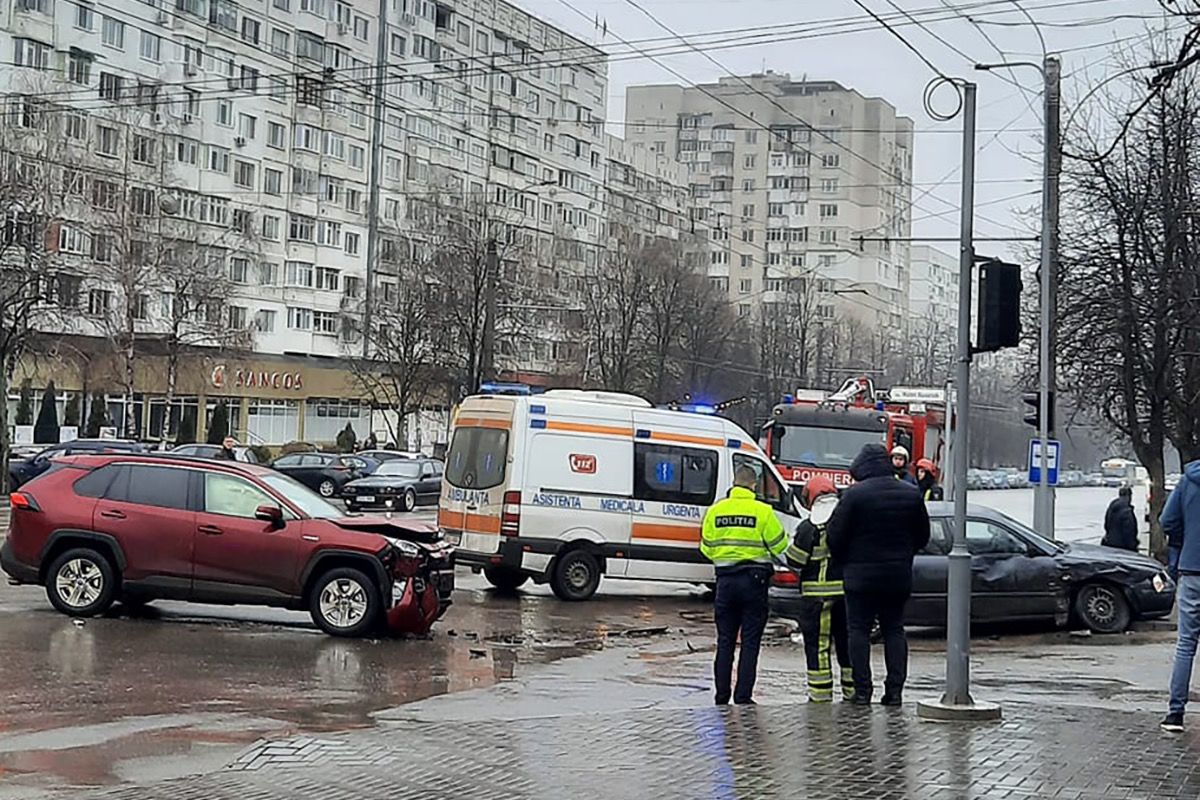 Помощь разбитый. ДТП Кишинев троллейбус.