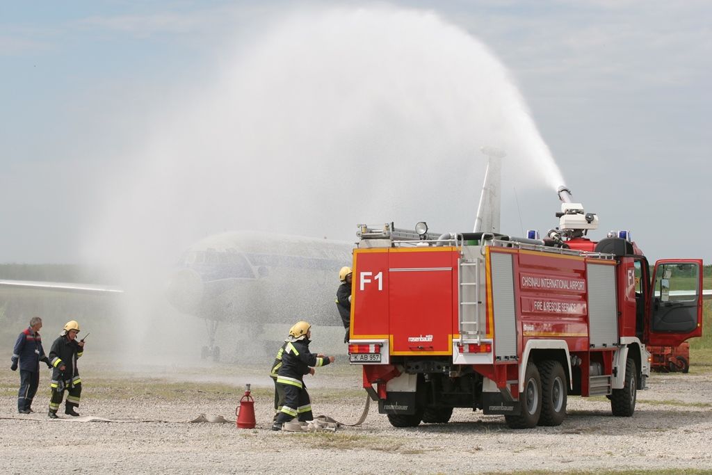 Exerciţii de simulare a unui incendiu pe Aeroportul Chişinău