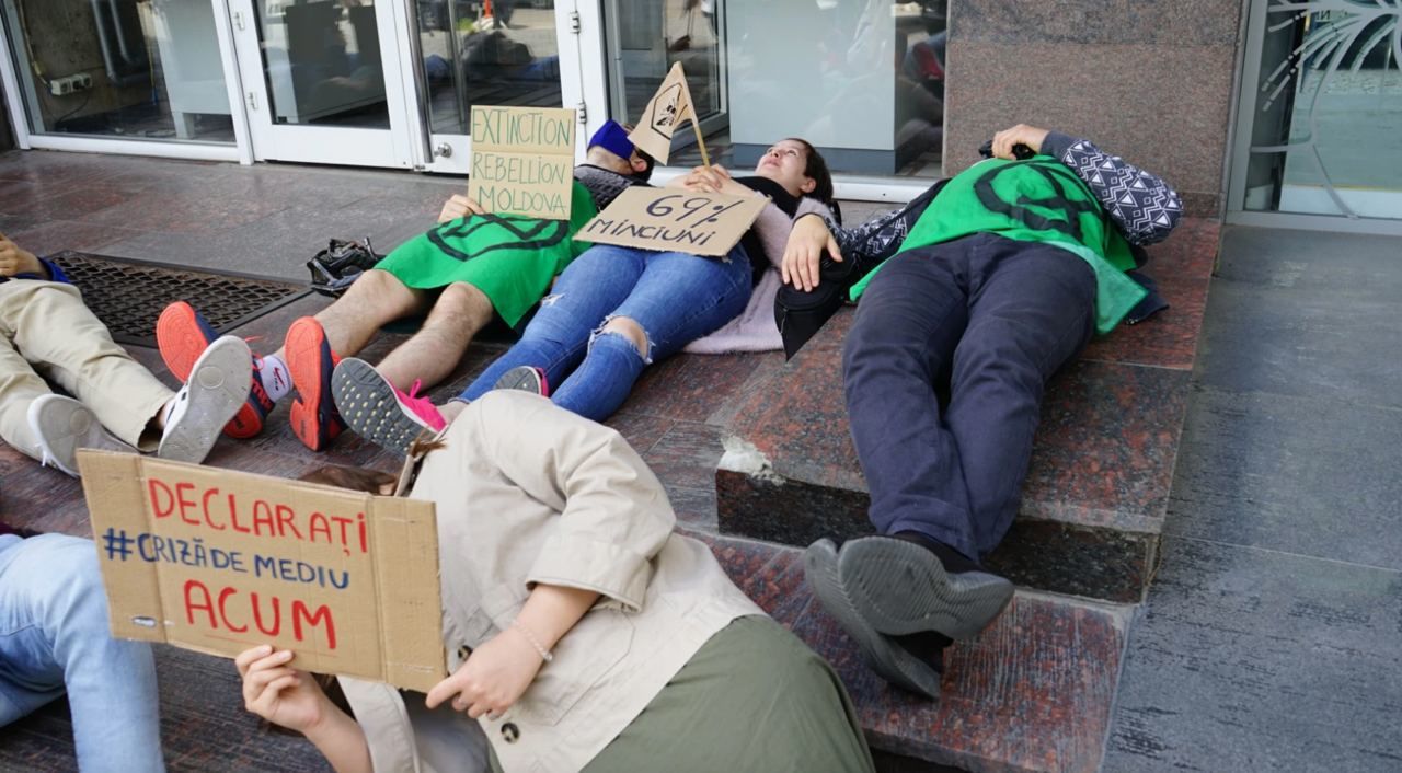 У Минсельхоза прошла необычная акция протеста против загрязнения природы