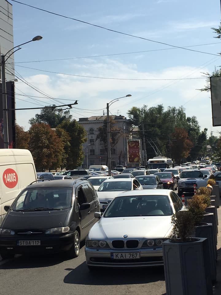 Возле ASEM столкнулись автобус и троллейбус: движение заблокировано