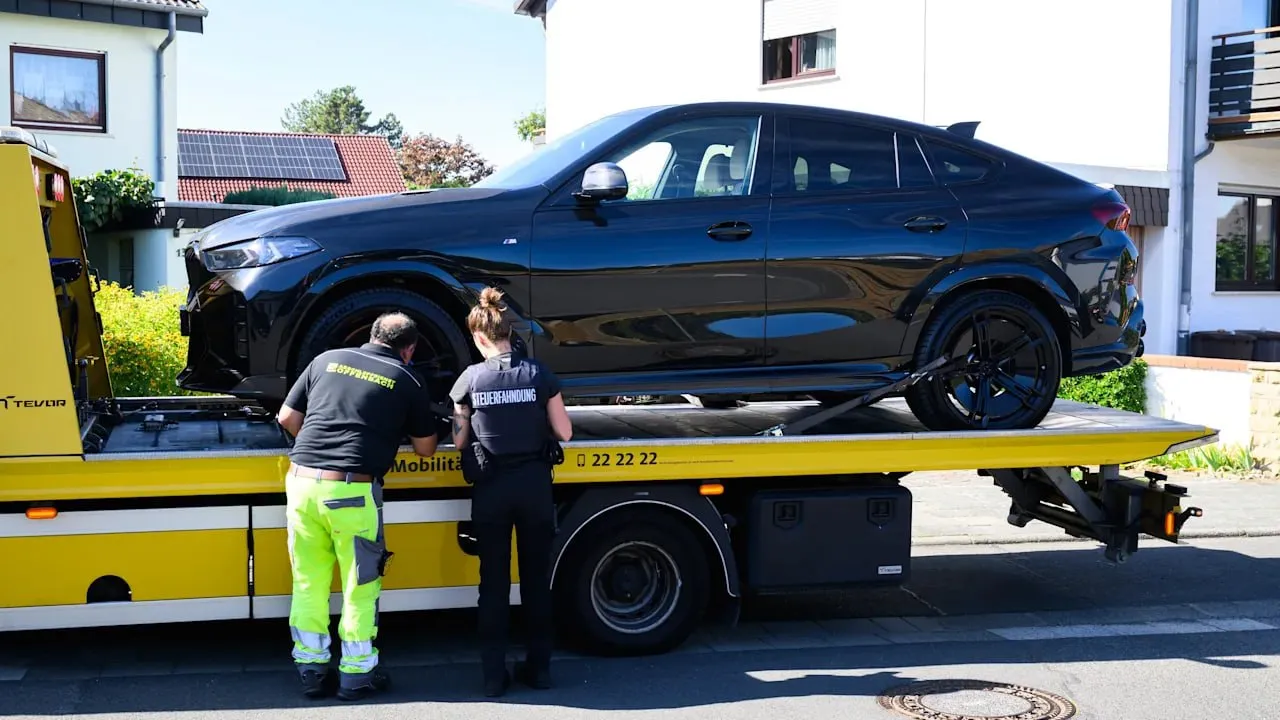 В Германии арестованы румыны, получавшие пособия: у них нашли люксовые авто и Rolex