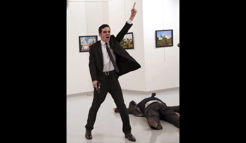 Фото убийцы посла России объявлено снимком года World Press Photo