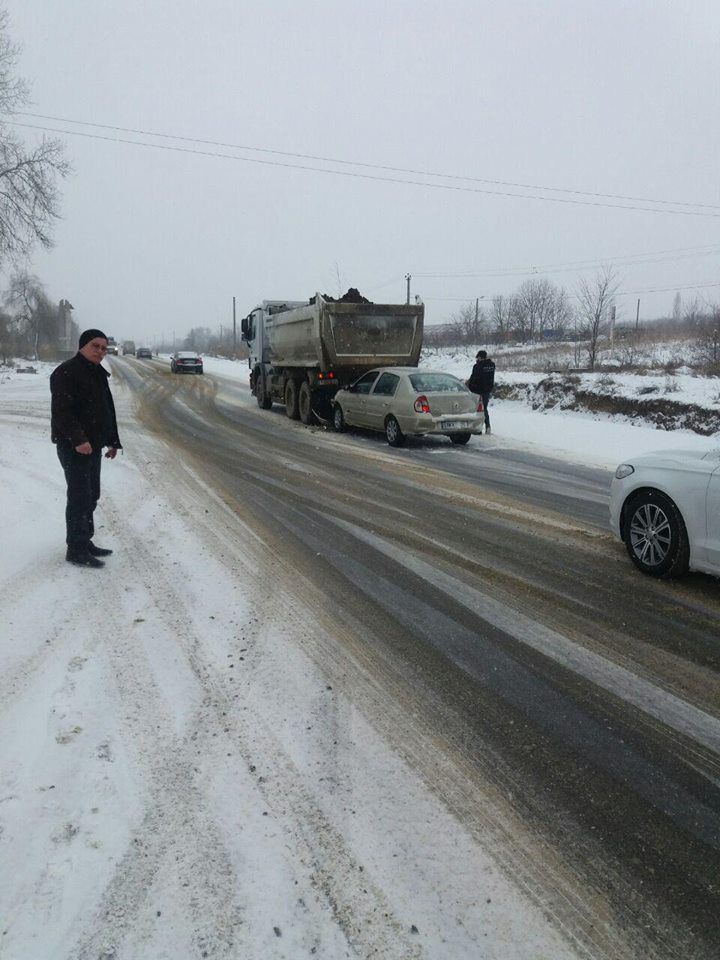 O mașină a ajuns direct într-un camion: Nu a reuşit să frâneze