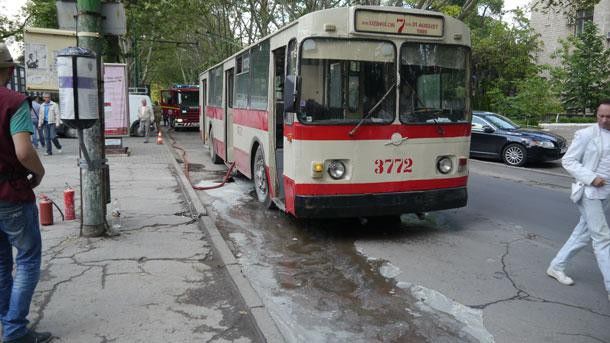 В центре Кишинева загорелся троллейбус с пассажирами
