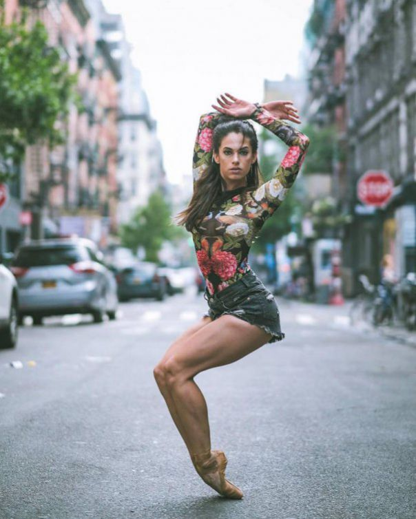 Cele mai sexy dansatoare! Își etalează formele fără niciun pic de rușine