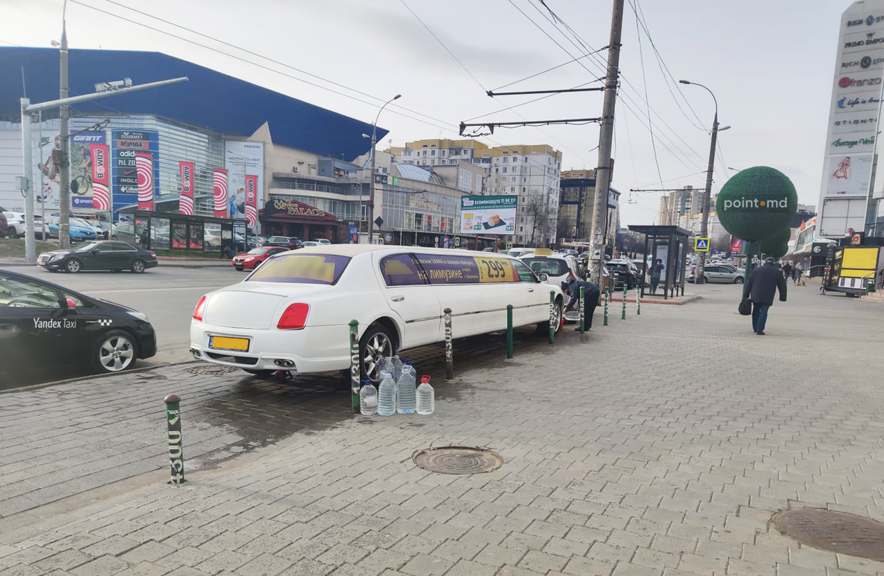 В центре столицы сняли момент мытья лимузина прямо на тротуаре