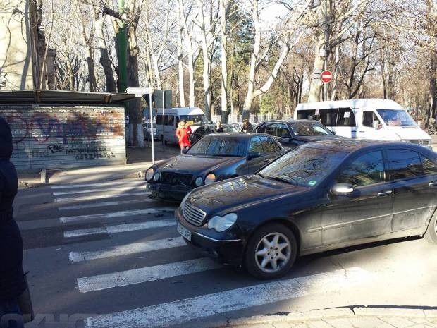 В центре Кишинева два автомобиля столкнулись и образовали пробку на дороге