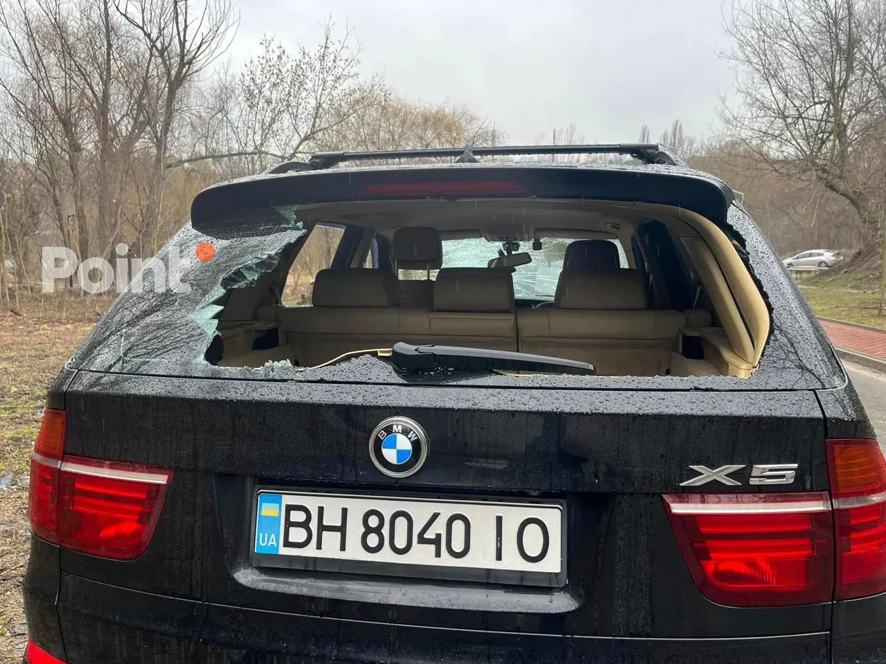 Un BMW X5 cu numere ucrainene parcat, distrus în Capitală