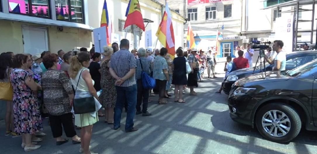 Orheienii, din nou la ușa Jurnal TV. Ce revendicări au astăzi protestatarii