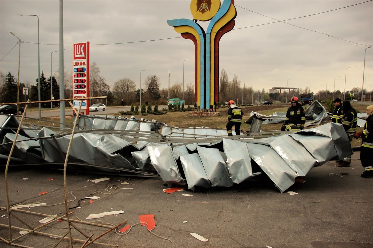 Пожарные разблокировали автомобили, на которые упала крыша АЗС