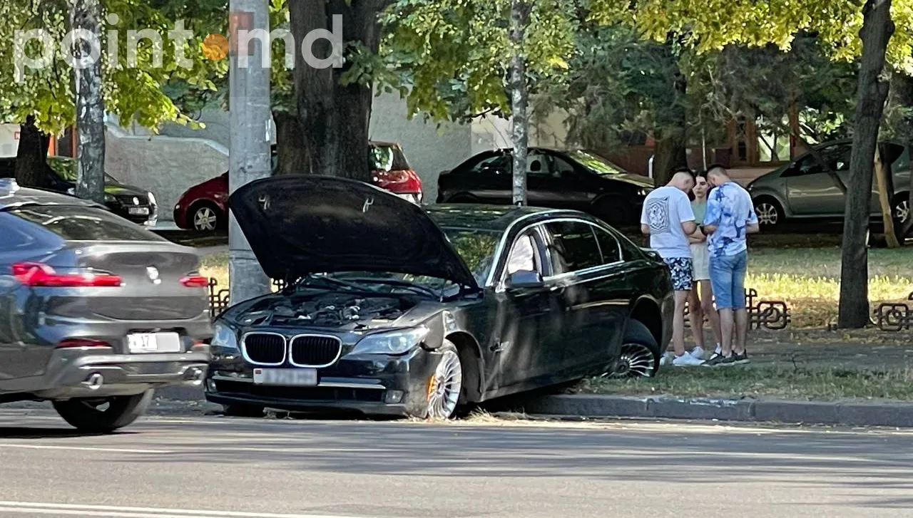 На Скулянке водитель BMW не справился с управлением и врезался в дерево