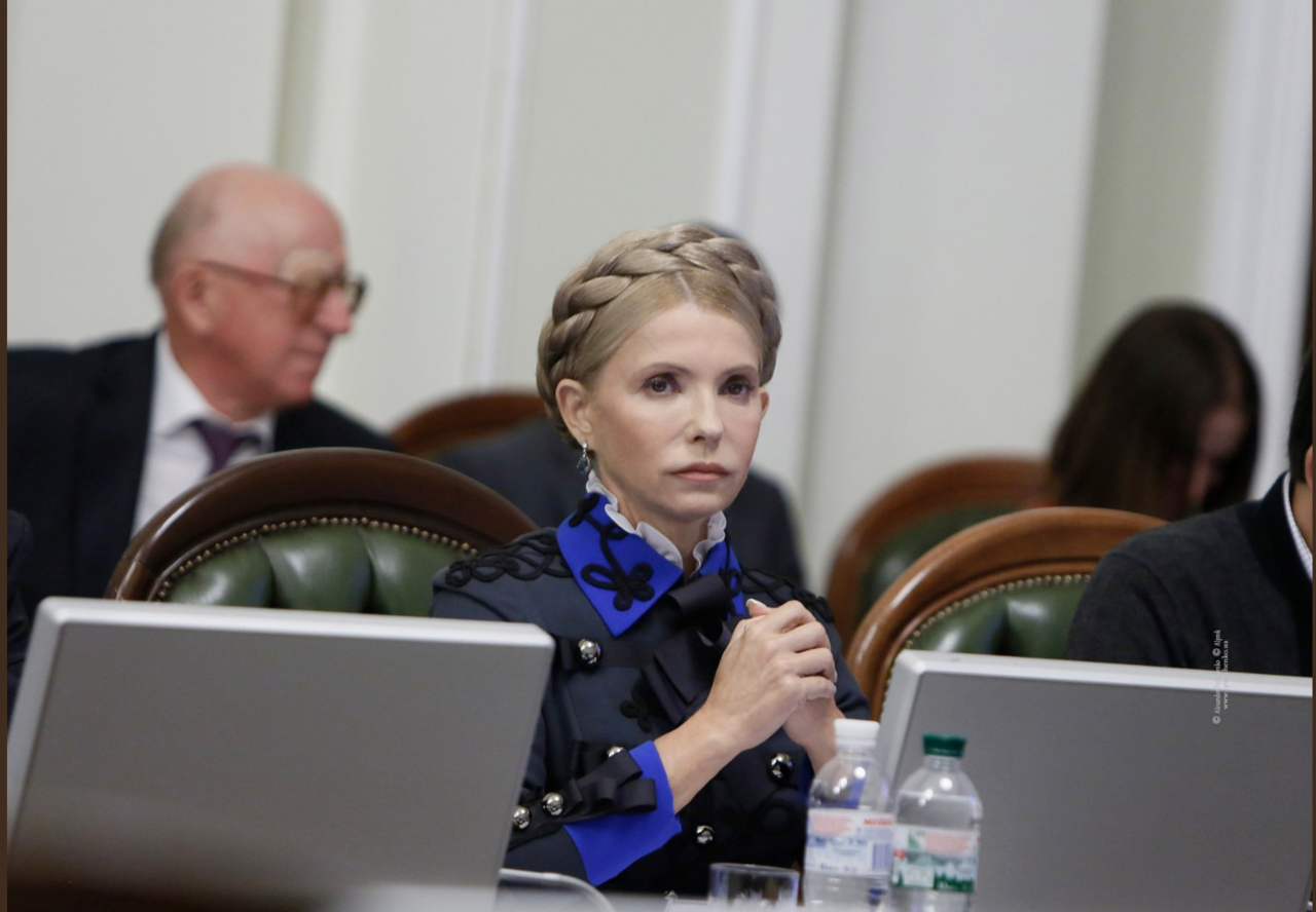 Тимошенко пришла на встречу с депутатами в "наполеоновском" мундире