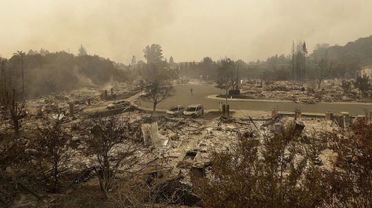 Bilanţul victimelor incendiilor din California a crescut la cel puţin 17 morţi