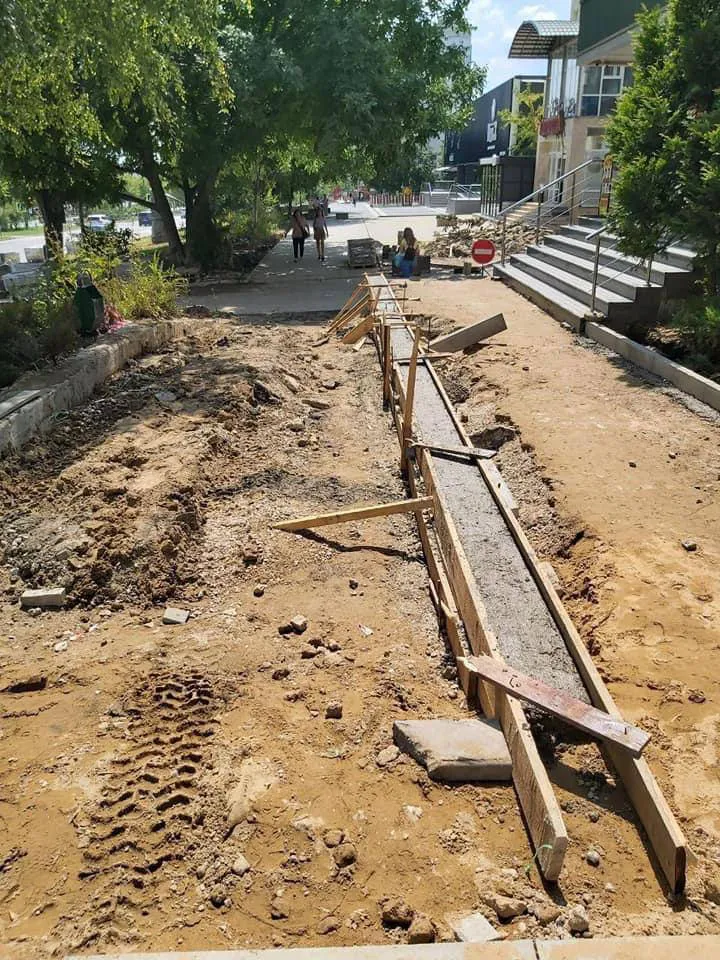 Ремонт тротуаров на бульваре Мирча чел Бэтрын идет полным ходом