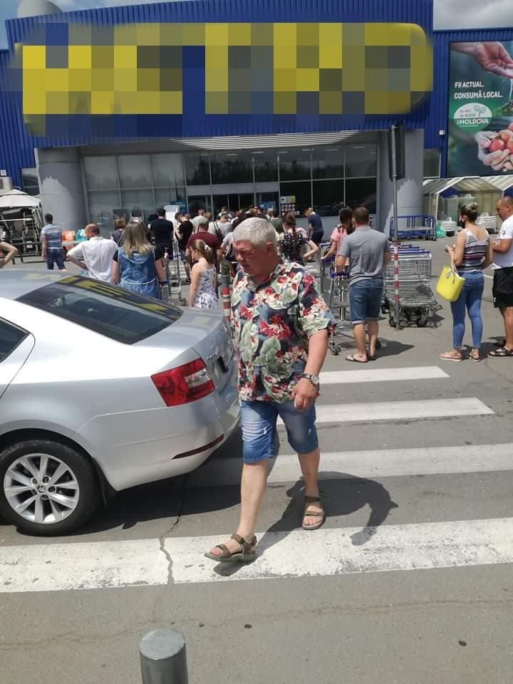 В разгар пандемии десятки людей толпились у входа в столичный магазин