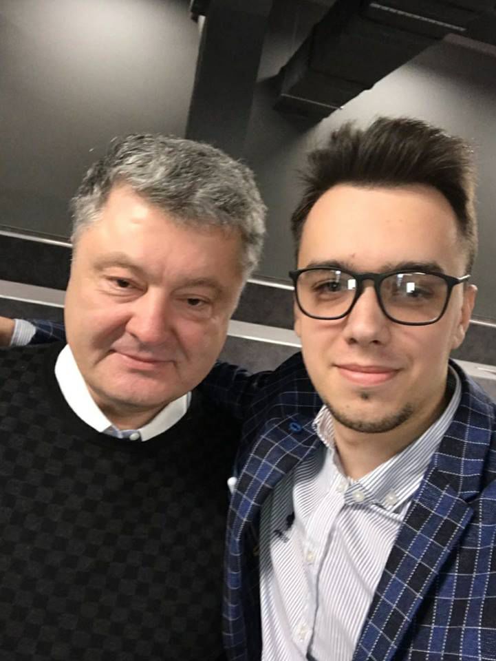 Украинские блогеры поругались из-за селфи с Порошенко