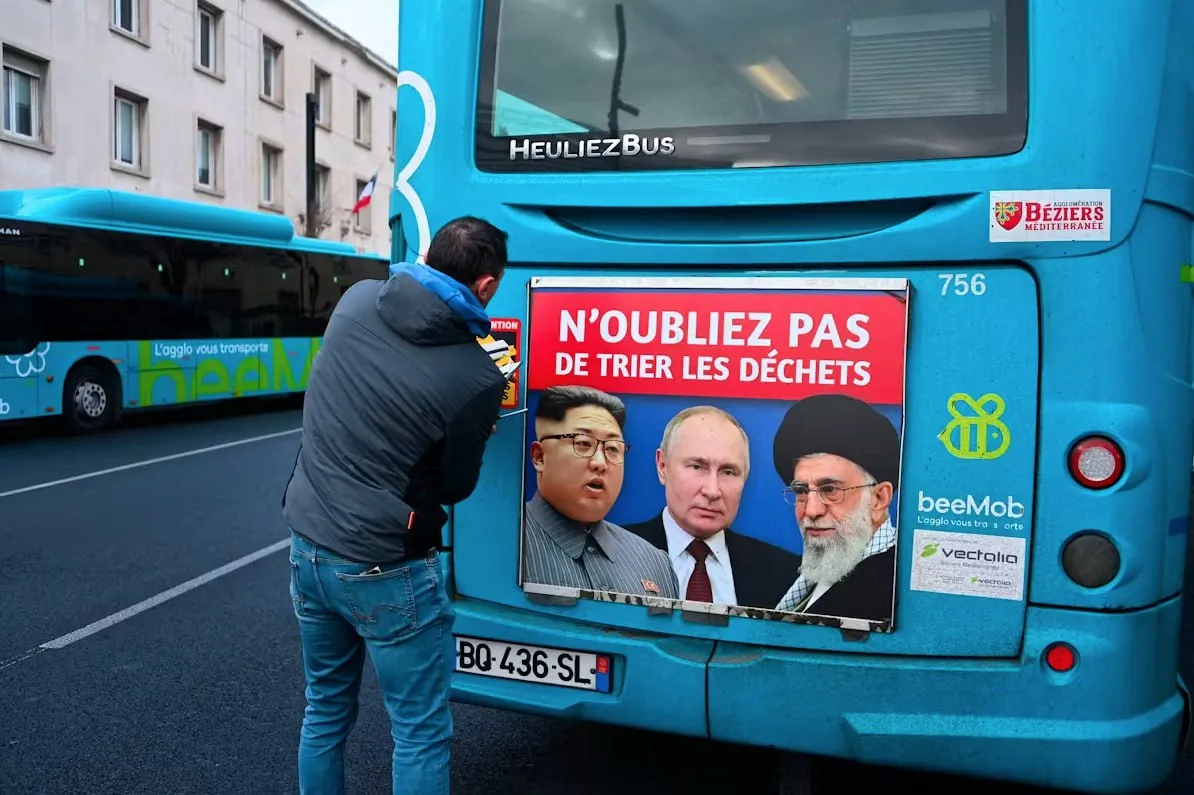 Un oraș din Franța a oprit o campanie publicitară care îi compara pe Putin, Kim și Khamenei cu gunoiul