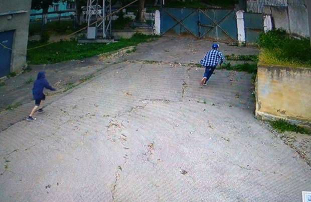 Pericol de moarte! Doi copii, surprinși în timp ce făceau selfie pe o stație electrică din Chișinău