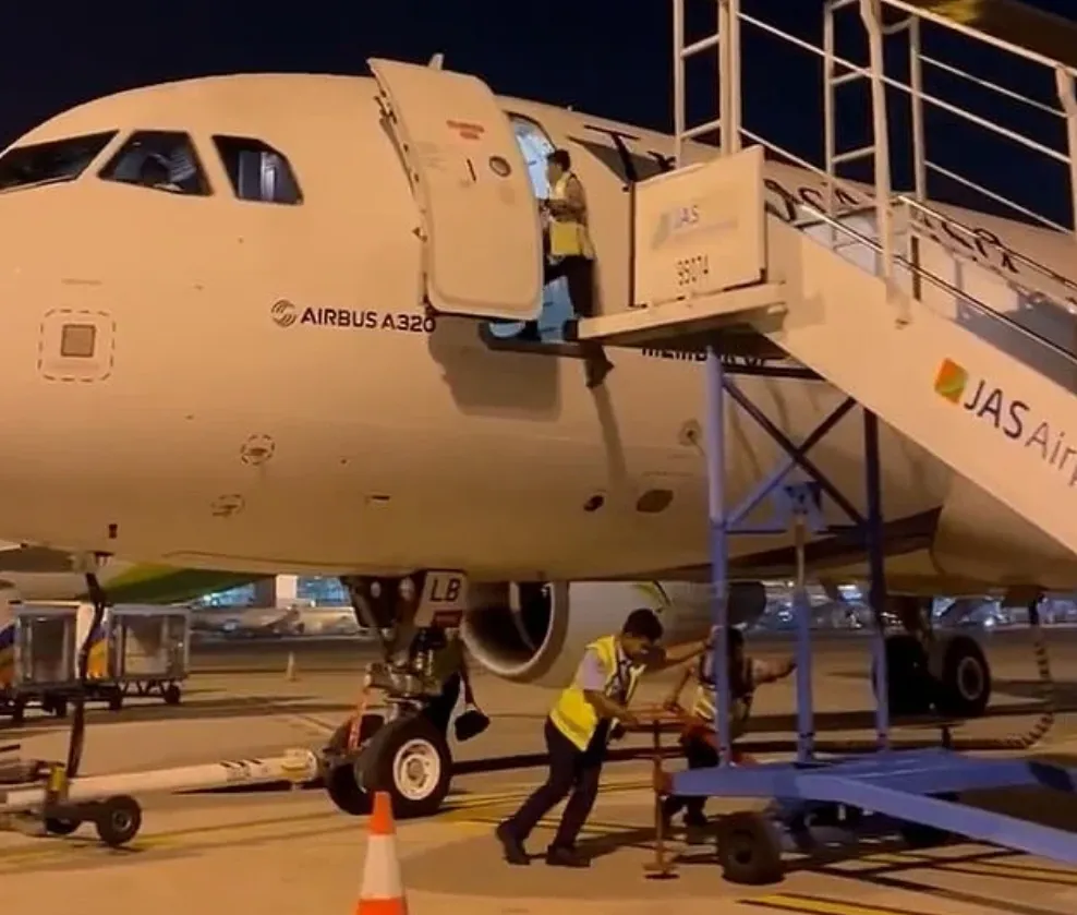 Мужчина выпал из самолета Airbus A320, когда убирали трап