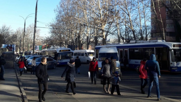 Un microbuz de linie s-a lovit violent cu un troleibuz la Buiucani